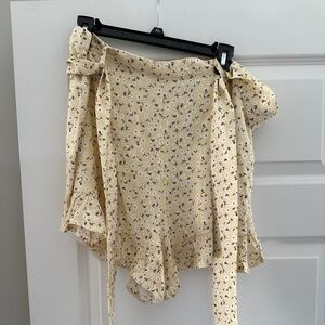 Giovanna Short in Savannah Tan Floral
MAJORELLE